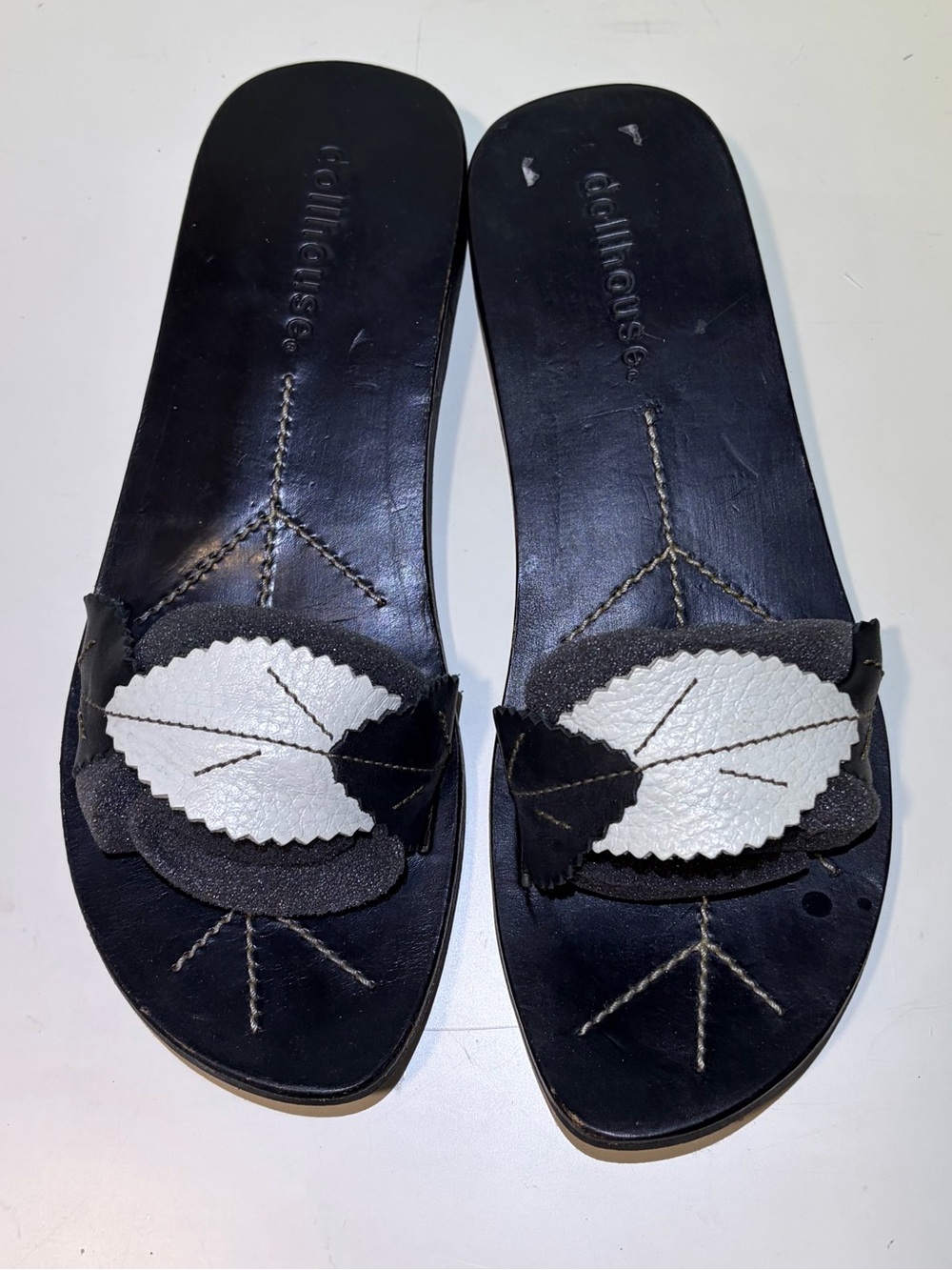 NWOT Dollhouse Black Leather Slide Sandals with White Leaf Accent. Size 9